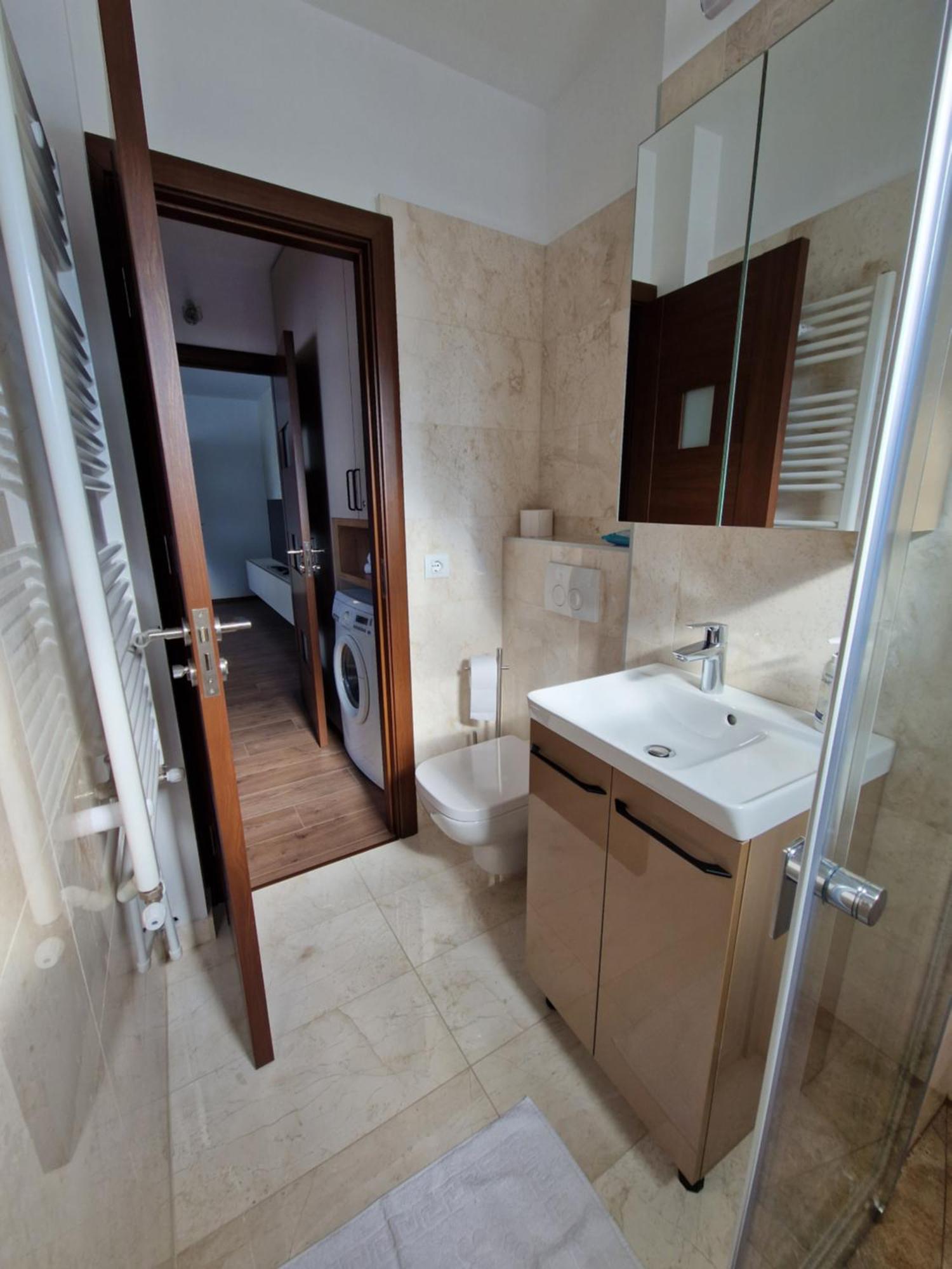 Downtown Apartment รึมนิคูวัลเจีย ภายนอก รูปภาพ